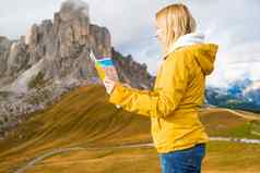 年轻的女人导航地图白云石山脉阿尔卑斯山脉