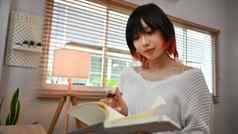 集中于一点亚洲女自由职业者阅读文学检查工作时间表计划日记