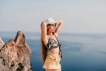 女人旅行海快乐旅游享受采取图片在户外记忆女人旅行者边缘悬崖海湾山分享旅行冒险旅程