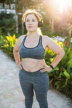 脂肪女人体育女孩锻炼重量损失新鲜的空气微笑培训复制空间空空间文本广告