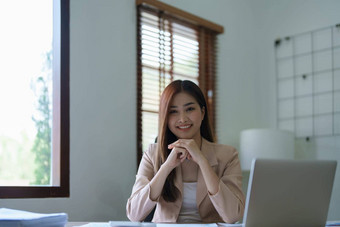 肖像女人业务老板显示快乐微笑脸成功投资业务电脑金融预算文档工作