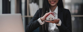 真正的房地产概念商人持有房子图标房子手财产保险安全概念保护手势女象征房子