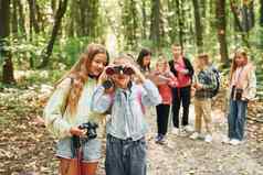 概念旅游孩子们绿色森林夏天白天