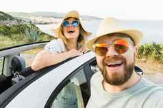 浪漫的夫妇使自拍智能手机相机租赁Cabrio车海洋海海滩享受夏天假期采取图片细胞休息海周末