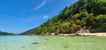翡翠海水美丽的自然岩石海滨夏天假期沿海自然概念美丽的小湾水晶清晰的绿松石海水