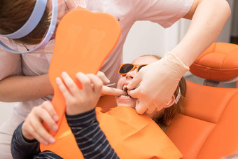 <strong>牙科</strong>板扩张下巴孩子十几岁的女孩持有矫正板手矫正医生检查牙齿牙龈女孩下巴<strong>牙科</strong>概念护圈牙齿