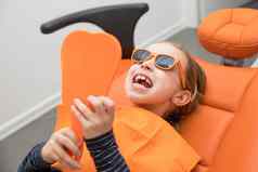 牙科板扩张下巴孩子十几岁的女孩持有矫正板手矫正医生检查牙齿牙龈女孩下巴牙科概念护圈牙齿