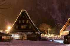 传统的人字形房子gokayama在雪雾晚上