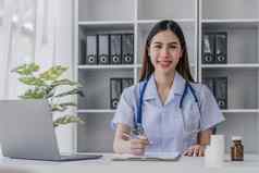 肖像微笑年轻的高加索人女医生护士白色医疗统一的诊所
