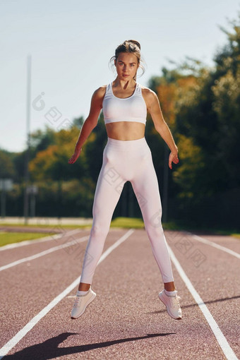 <strong>照片</strong>运动年轻的女人运动型衣服<strong>锻炼</strong>在户外