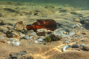 水下照片被丢弃的小啤酒<strong>瓶</strong>海地板上<strong>海洋</strong>乱扔垃圾概念