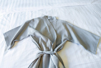 灰色的颜色浴袍白色床上