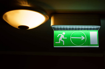 绿色警告光董事会描绘运行男人。箭头<strong>疏散标志</strong>