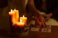 女人读取卡片黑暗光燃烧蜡烛