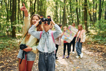 概念旅游孩子们绿色森林夏天白天