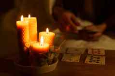 女人读取卡片黑暗光燃烧蜡烛