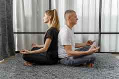 男人。女人坐回来回来实践瑜伽冥想放松平衡生活房间首页