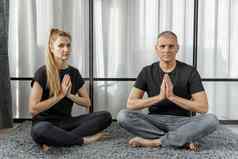 男人。女人实践瑜伽冥想放松平衡生活席房间首页