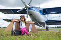 可爱的女孩穿着帽眼镜飞行员背景飞机孩子梦想飞行员
