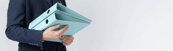 商人蓝色的西装持有文件夹手白色背景脸可见业务金融概念