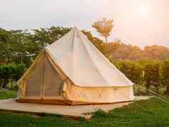 野营野餐帐篷营地户外徒步旅行森林露营者营地自然背景夏天旅行营冒险旅行假期概念