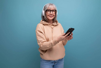 时尚的祖母灰色的头发大师技术听音乐耳机工作室背景复制空间