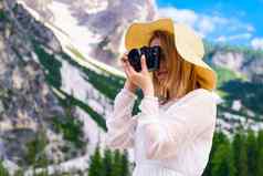 旅行摄影师穿白色衣服他采取图片令人惊异的白云石山脉阿尔卑斯山脉意大利