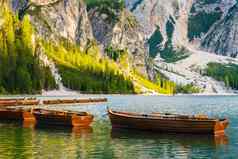 木船受欢迎的旅游湖布雷斯令人惊异的视图白云石山脉阿尔卑斯山脉