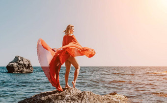 女人旅行海快乐旅游长红色的衣服享受采取图片在户外记忆女人旅行者摆姿势海滩海包围火山山分享旅行冒险旅程