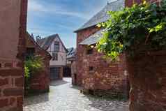 哥伦布胭脂独特的红色的砖房子塔中世纪的小镇法国成员漂亮村庄法国提名美丽的村庄法国