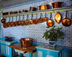 古董厨房铜锅锅蓝色的平铺的墙