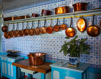 古董厨房铜锅锅蓝色的平铺的墙
