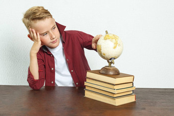 小学生坐在表格头休息手全球表格书全球报警时钟