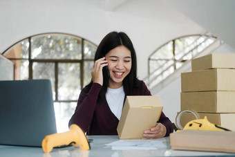 女在线业务商<strong>店老板</strong>会说话的客户智能手机