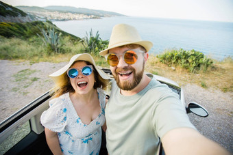 浪漫的夫妇使自拍智能手机相机租赁Cabrio车海洋海海滩享受夏天假期采取<strong>图片细胞</strong>休息海周末