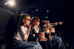 爆米花集团孩子们坐着电影看电影
