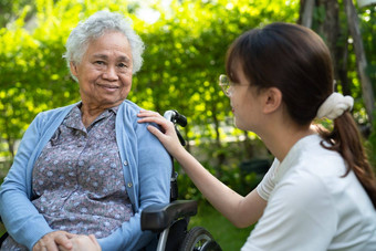 照顾者<strong>护理</strong>亚洲高级女人病人坐着轮椅<strong>护理</strong>医院病房健康的强大的医疗概念