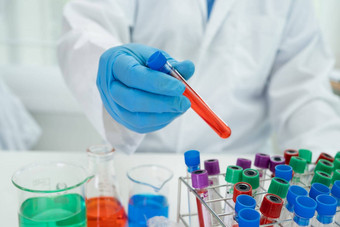 科学家持有锥型瓶锥形瓶玻璃器皿红色的颜色液体解决方案科学化学实验室