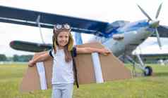 女孩戏剧飞行员背景小飞机螺旋桨孩子西装纸板翅膀梦想飞行