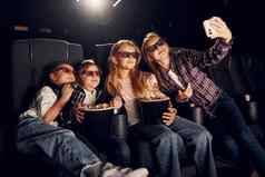 现代技术集团孩子们坐着电影看电影