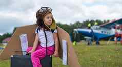 女孩飞行员的服装纸板翅膀运行草坪上背景飞机孩子他眼镜梦想飞行飞机