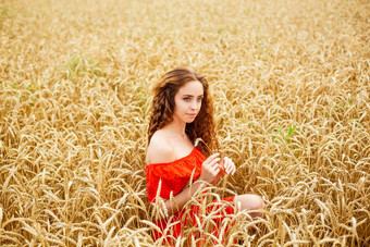 风格红色头发的人夫人红色的穿手黄色的小麦风格