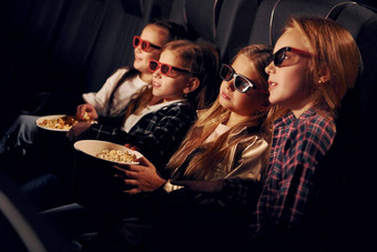 眼镜集团孩子们坐着<strong>电影看电影</strong>
