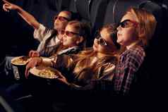 眼镜集团孩子们坐着电影看电影
