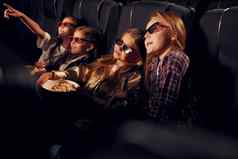 眼镜集团孩子们坐着电影看电影