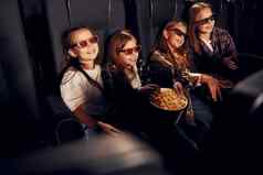 有趣的集团孩子们坐着电影看电影