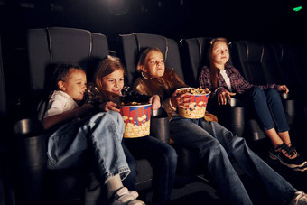 坐着黑色的座位集团孩子们坐着<strong>电影看电影</strong>