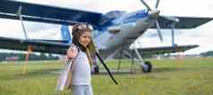 女孩戏剧飞行员背景小飞机螺旋桨孩子西装纸板翅膀梦想飞行