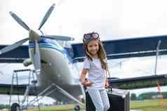 可爱的女孩玩场私人飞机做梦飞行员