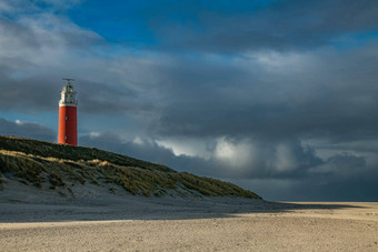 红色的灯塔岛texel荷兰黑暗多雨的云背景